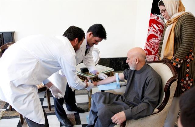 ولسمشر کرزي د وینې بانک ته، وینه ورکړله