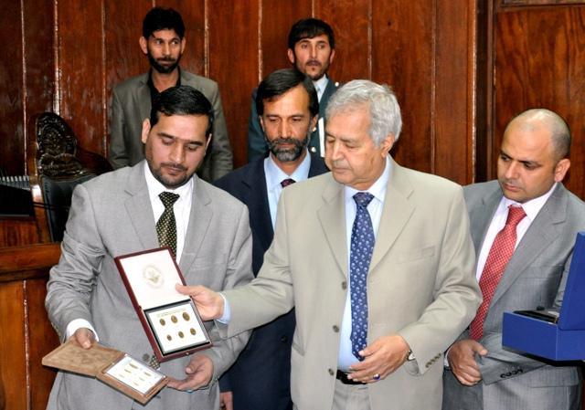 تحايف اميرکويت به “دافغانستان بانک”سپرده شد