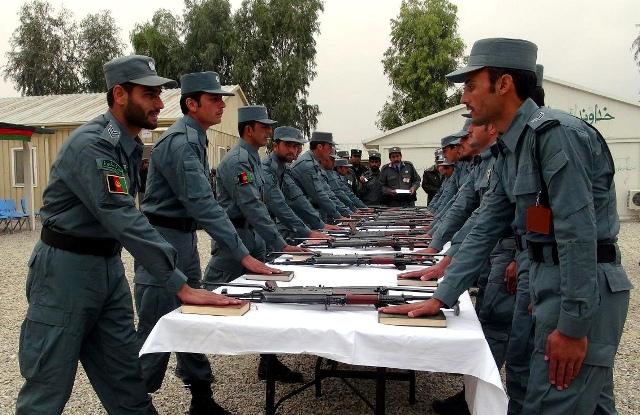 په ننګرهار او هلمند کې ٣٢٧ پوليس ساتنمنان فارغ شول