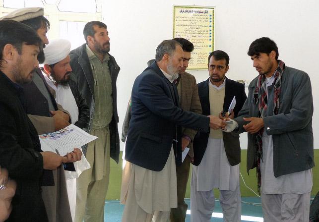 د ميدان ښار د ځانمرګي بريد دقربانيانو له کورنيو سره نغدي مرسته وشوه