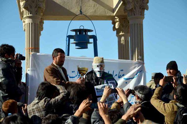 به تمثال رييس جمهور کرزی در باميان لوح تقدير اعطا شد