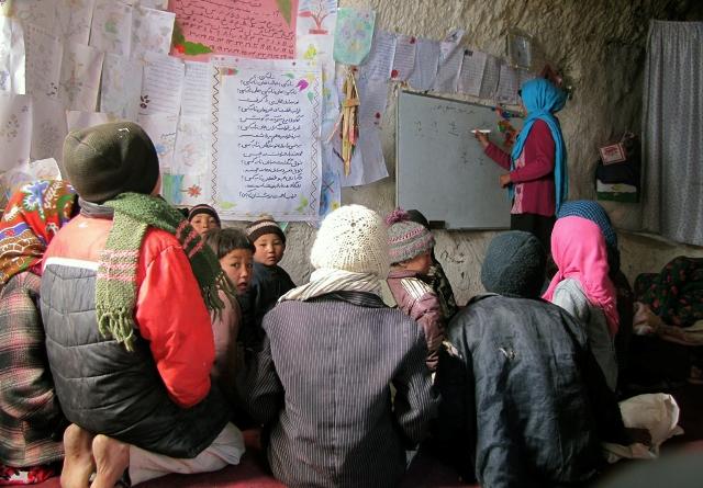 يک دختر ١٥ ساله ده ها طفل مغاره نشين باميان را تدريس ميکند