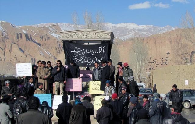 مظاهره کنندگان شاهراه بامیان – غور و دایکندی را بروی ترافیک بستند