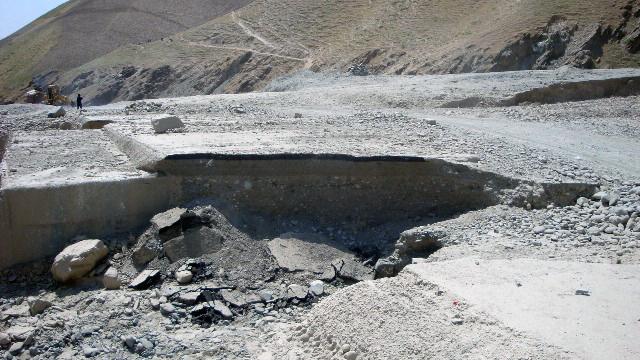 خرابى سرک تاله و برفک، باعث مشکلات مواصلاتى شده است