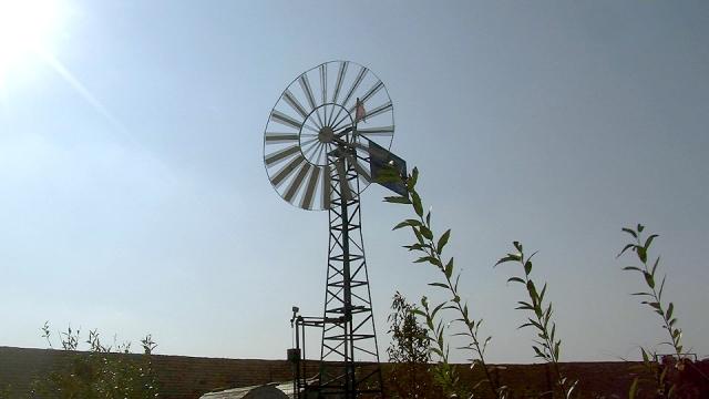 د بلخ يوه اوسېدونکي د اوبو را ايستلو بادي ماشين جوړ کړى