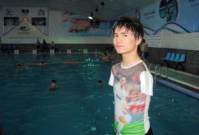 نوجوان معيوب با دو پايش آب بازى مى کند