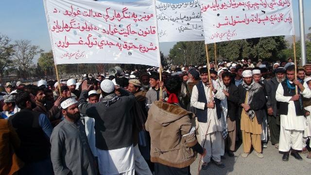 د ننګرهار کډوال: که دولت مو کورونه ړنګ کړي، خپلې تذکرې به وسوځوو