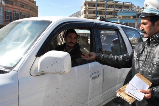 رانندگان: پوليس ترافيک پول جريمه را به جيب خود مى اندازد