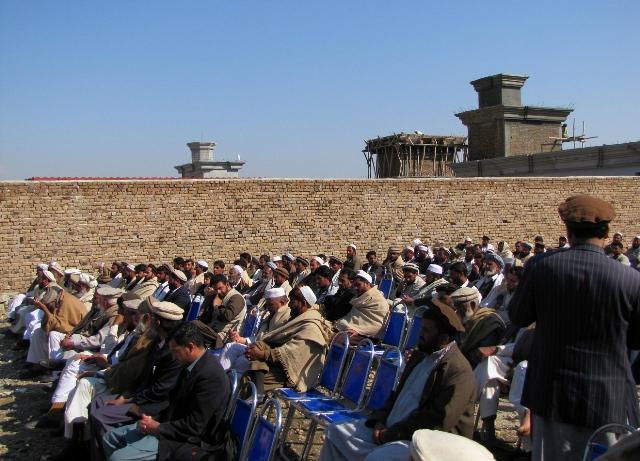 د چپرهار خلک: له ماښامه وروسته له کورونو نه شو راوتلى