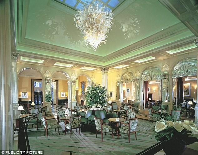 هر شب اقامت کرزی و هر یک از اعضای هیئت همراه وی در لندن “تا ۱۱هزار دالرهزینه” برداشته است