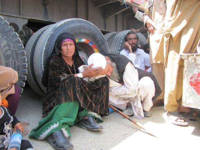 د تورخم مسافرين: که دروازه خلاصه نه شي، لسګونه ناروغان به ومري