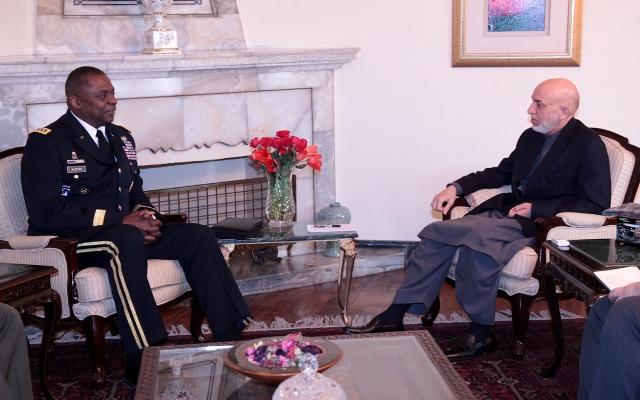 د امريکا د پوځ د مرکزي قوماندانۍ قوماندان له حامدکرزي سره وليدل