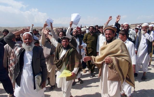 خلک: دولت پخوا په سياسنګ کې د اوسېدو امر راکړى خو اوس مو ترې باسي