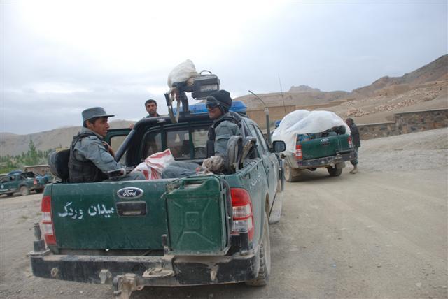 Police officer surrenders tank, rifles to rebels