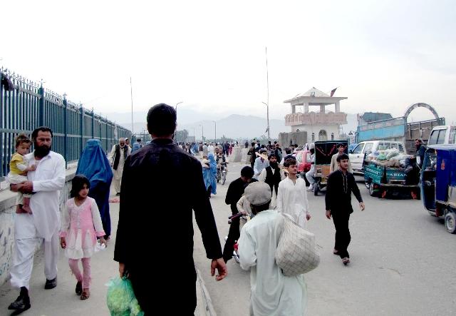 جلال اباد کې لاريون خلک له ستونزو سره مخ کړي