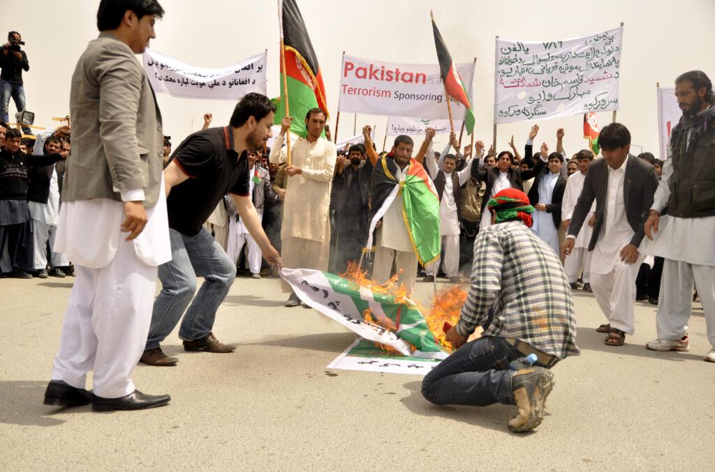 مظاهره کنندگان در کابل بيرق پاکستان را به آتش زدند