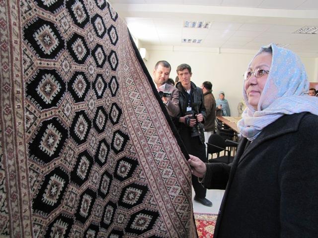 پاکستان از تجارت قالين باميان سود مى برد