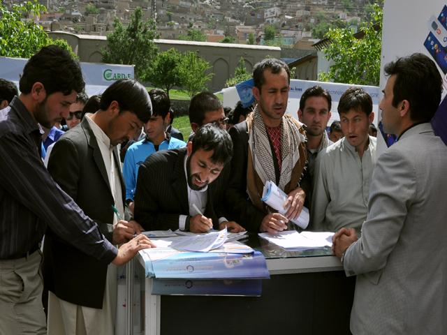 هزاران جوان بيکار به نمايشگاه کاريابى مراجعه کردند