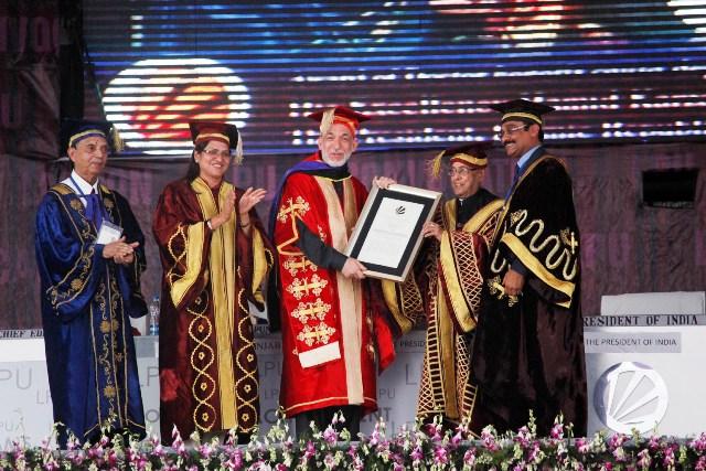 Karzai accepts honorary degree in India