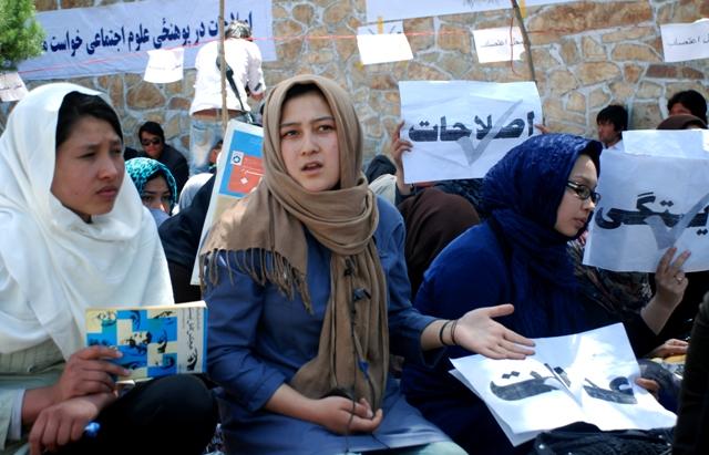 “تازمانيکه به خواستهاى ما رسيدگى نشود، به اعتصاب ادامه میدهیم”