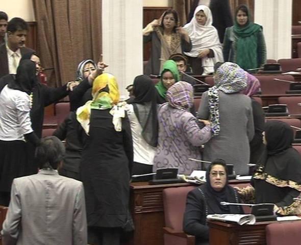 برخی اعضای ولسی جرگه برخورد فزیکی کردند