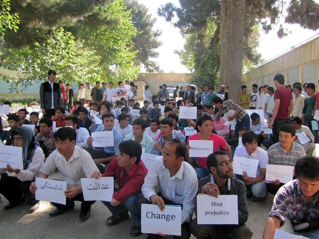 بلخ کې ځينو محصلينو د کابل پوهنتون د اعتصاب کوونکو په ملاتړ لاريون وکړ