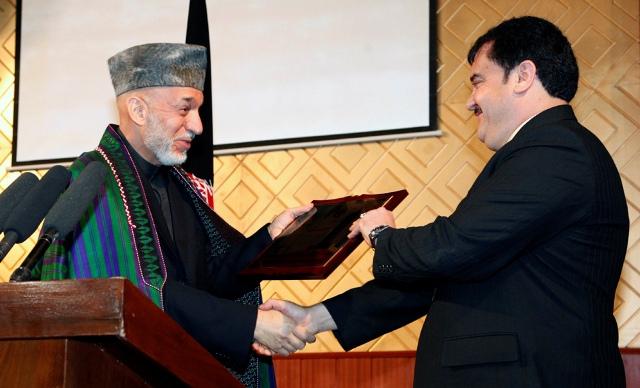 Hamid Karzai awards commendation do Obaidullah Obaid