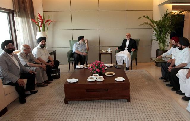 Hamid Karzai visits Afghan Sikh community members in India