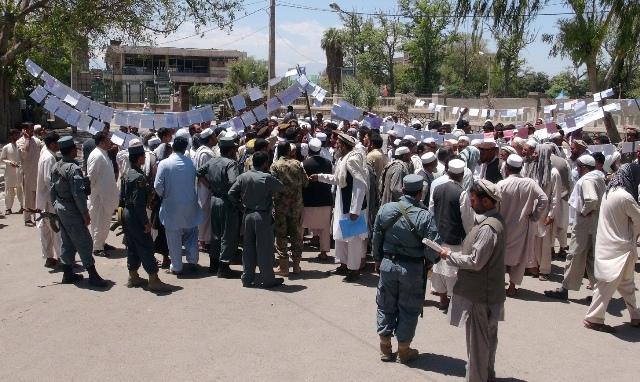 خلک د جلال اباد په قاسم اباد ښارګوټي کې خپلې پېرلې ځمکې غواړي