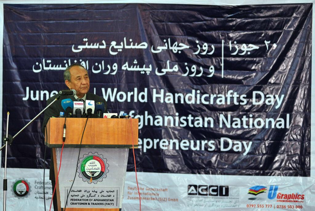 برحمايت دولت از صنعتکاران و توجه به رشد صنايع دستى تاکيد شد