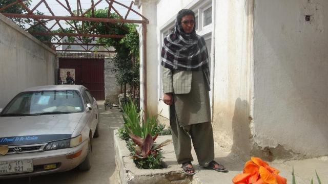 “د ورور وژنې مې دنارينه جامو اغوستو ته اړ وېستلم “