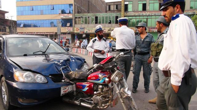 جلال اباد کې يوه موټر چلوونکي ترافيک پر موټر وهلى