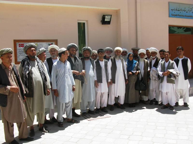 معترضان، خواهان برکنارى رييس معارف سمنگان ميباشند