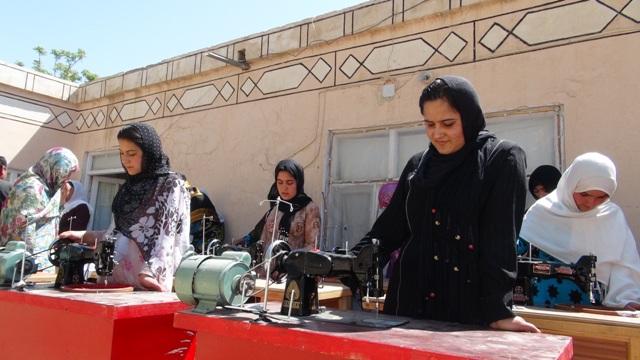در جوزجان زنان قالين بافى و گلدوزى را آموخته اند