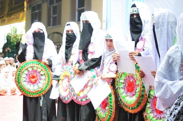 په کندهار کې له يوې ديني مدرسې ٧٧٠ ښځينه او نارينه زده کوونکي فارغ شول