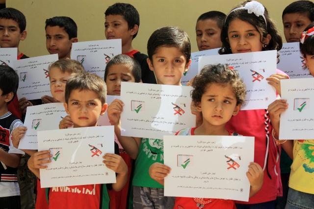 ماشومان: د تومانچې پر ځاى قلم او کتابچه غواړو