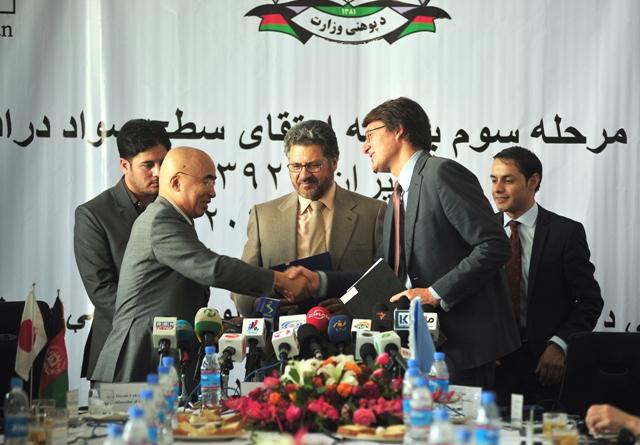 جاپان ٢٠ ميليون دالر به برنامۀ سواد آموزى افغانستان کمک کرد