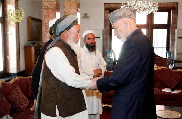 حامدکرزى با خانواده هاى قربانيان حملۀ هوايى ناتو ديدار کرد