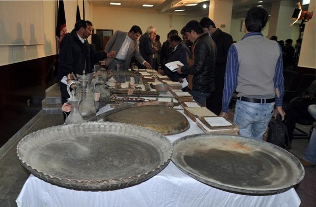 Handover historical artifacts seized by the customs department to the ministry of information and culture