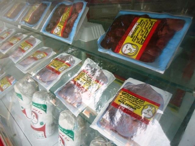 مردم از توليد گوشت مرغ داخلى در کشتارگاه فراه استقبال ميکنند