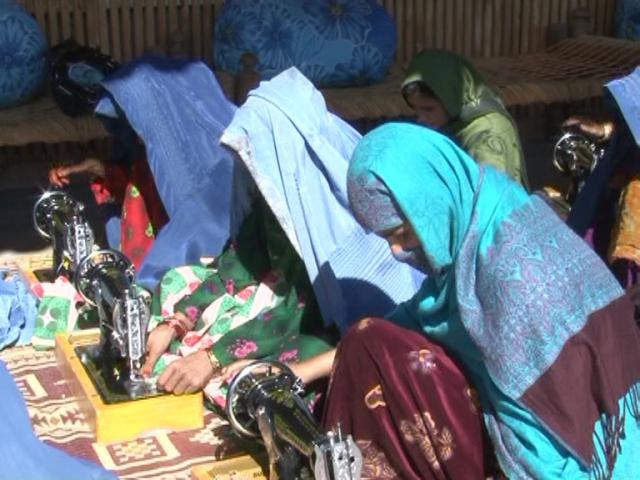 په کونړ کې پر ٢٠٠ مېرمنو د خياطۍ وسايل ووېشل شول