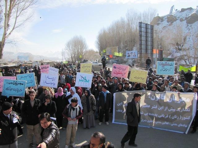 فعالان جامعۀ مدنى باميان مظاهره کردند