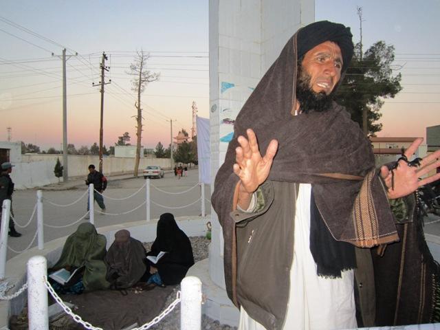 يوه هلمندۍ کورنۍ د سولې راتلو په هيله ختمونه کوي