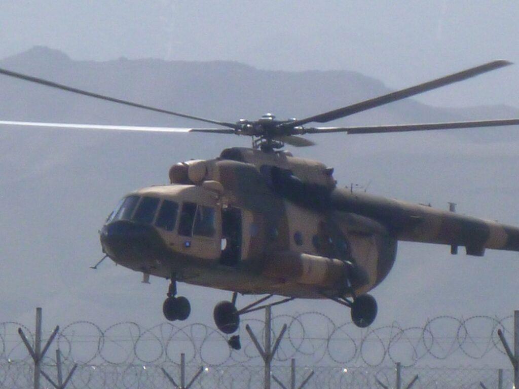 د بدخشان ١٤ ولسواليو ته ټاکنيز توکي په چورلکو کې وړل کېږي