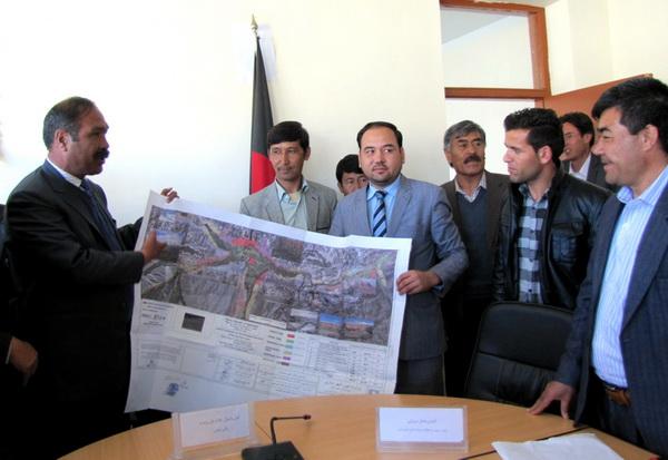 Governor Ghulam Ali Wahdat shows Bamyan’s master plan
