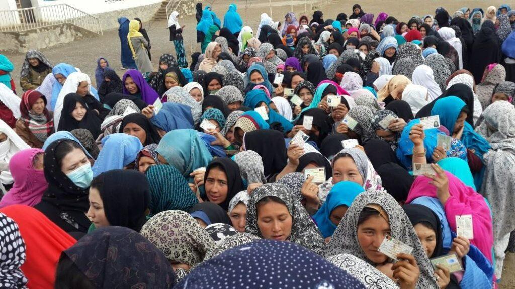 برخی مردم در بامیان به دلیل ازدحام، محل رايدهى را ترک ميکنند