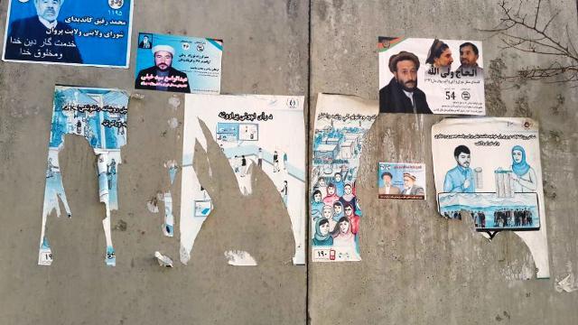 پروان کې د کانديدانو پوسټرونه شکول کېږي