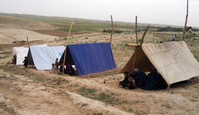 ده ها خانواده بر اثر لغزش کوه در بغلان بيجا گرديد