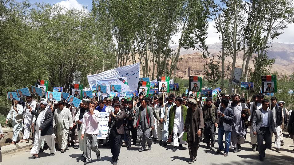 نامزدان معترض شوراى ولايتى باميان و هواداران شان مظاهره کردند