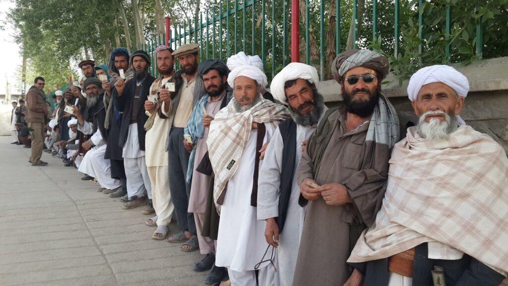 Ghor residents wait in long queues